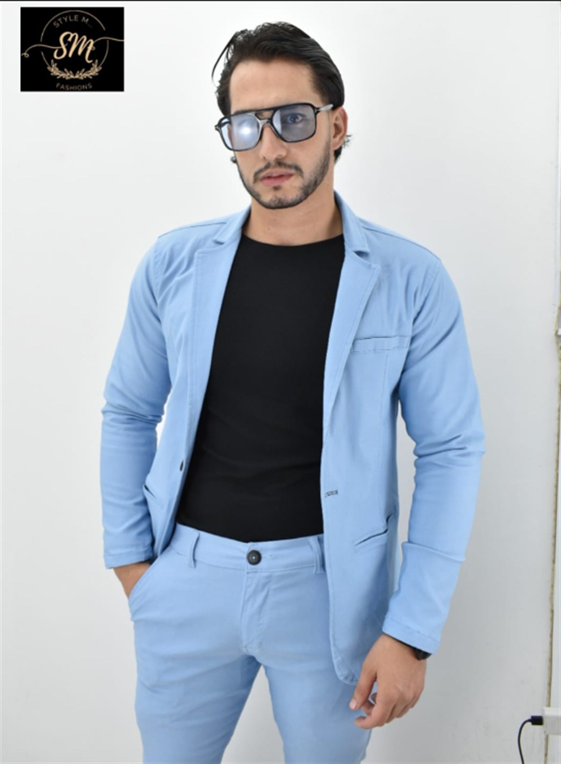 Colección masculina STYLEM — hombre con blazer azul y pantalón